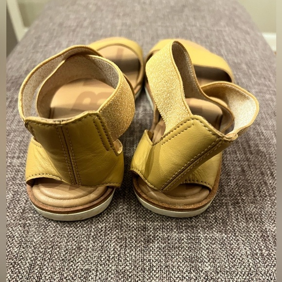 Sorel Ella II Sandals 
Size 6 - Picture 3 of 4